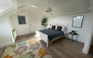 een slaapkamer met een bed en een tapijt bij Shotley Bridge Blackhill - Stylish and Spacious 4 Bedroom 3 Bathroom Townhouse in Consett