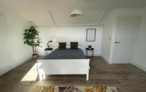 een slaapkamer met een wit bed in een kamer bij Shotley Bridge Blackhill - Stylish and Spacious 4 Bedroom 3 Bathroom Townhouse in Consett