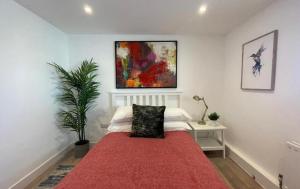 - une chambre avec un lit et une couverture rouge dans l'établissement Shotley Bridge Blackhill - Stylish and Spacious 4 Bedroom 3 Bathroom Townhouse, à Consett