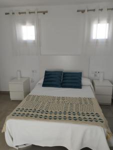 Postel nebo postele na pokoji v ubytování APARTAMENTOS TRES SOLES
