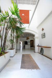 een lege hal met planten in een gebouw bij Kara in Ahangama