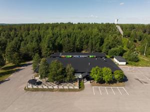 une vue aérienne sur un bâtiment avec un parking dans l'établissement Hotel Boreas, à Rovaniemi