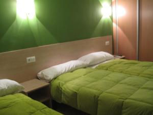 Tempat tidur dalam kamar di Hostal Ducal II