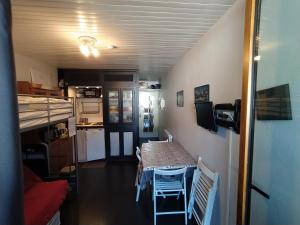 a kitchen with a table and chairs in a room at Studio 3 personnes au pied des piste plateau de Bonascre - Ax 3 domaines Eté Hiver in Ax-les-Thermes