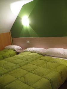 Tempat tidur dalam kamar di Hostal Ducal II