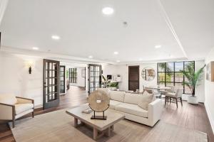 sala de estar con sofá y mesa en Stylish Modern Apartments at Gables Grand Plaza in Miami, en Miami