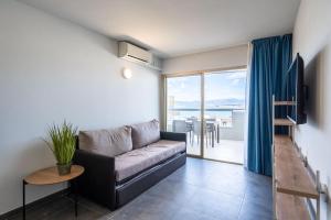a living room with a couch and a table at Rentalmar Blue Beach & Pool in Salou