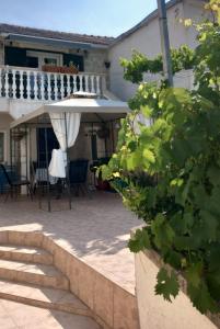 ein Haus mit einer Veranda und einer Terrasse in der Unterkunft Charming apartment piccolo paradiso in Vlašići