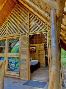 Cette chambre offre une vue sur l'extérieur d'une maison en bois. dans l'établissement Hotel la Isla campestre, à Villavieja