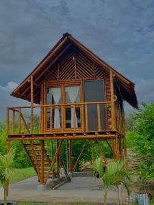 a small house on a wooden frame with windows at Hotel la Isla campestre in Villavieja
