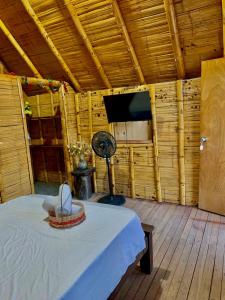 Habitación con mesa y ventilador. en Hotel la Isla campestre en Villavieja