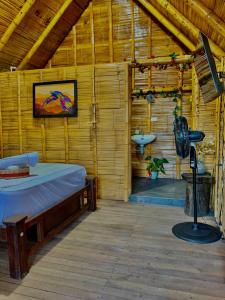 ein Schlafzimmer mit einem Bett und einem Waschbecken in einem Zimmer in der Unterkunft Hotel la Isla campestre in Villavieja