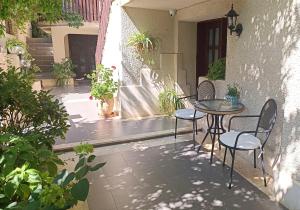 eine Terrasse mit 2 Stühlen und einem Tisch auf der Terrasse in der Unterkunft Villa Rosi in Sozopol