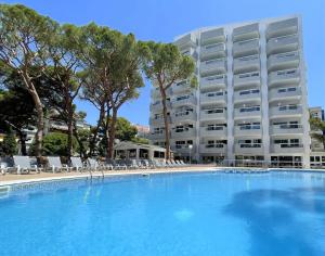 una gran piscina frente a un hotel en Rentalmar Blue Beach & Pool, en Salou