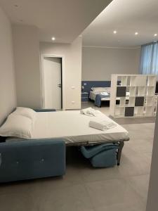 Habitación hospitalaria con cama y espejo en LA DIMORA DEL FALEGNAME en Matera