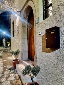 un edificio con una puerta con dos árboles delante de él en Casa Vacanze Donna Erminia, en Calitri