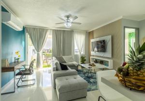 sala de estar con sofá y silla en Modern Luxury Apartment in New Kingston, en Kingston