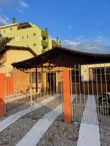 un edificio en construcción detrás de una valla en Hostel Coraticum en Ubatuba