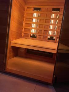 drewniana szafka z półką w pokoju w obiekcie Love room - Spa balnéo - Hammam sauna -Emmy Élégance w mieście Six-Fours-les-Plages