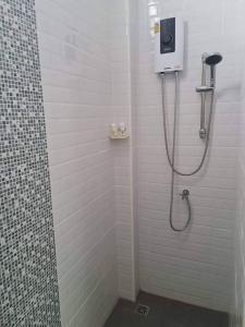 La salle de bains est pourvue d'une douche. dans l'établissement การ์เด้นวิว รีสอร์ท, à Trang