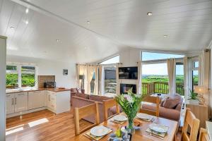 cocina y sala de estar con mesa y sillas en Finest Retreats - Seacroft, en Torpoint