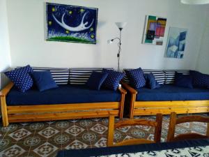 トルヴァイアニカにあるCa' Ginevraのリビングルーム(木製ソファ2台、青い枕付)