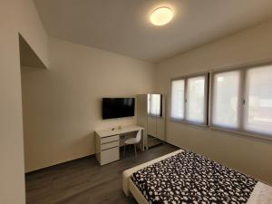 イーゾラ・デッレ・フェンミネにあるSP Roomsのベッドルーム(ベッド1台、デスク、テレビ付)