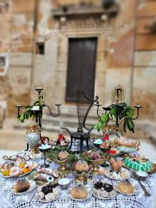 una mesa llena de comida encima de una mesa en Rinaldo Holiday Home, en Sambuca di Sicilia
