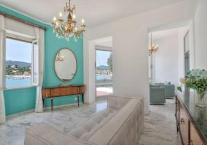 a living room with a couch and a mirror at Carolina les pieds dans l'eau in Rapallo