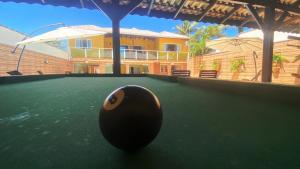 Casa Do Armando في غواراتوبا: جلسة بكرة المسبح فوق طاولة بلياردو