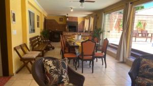 Casa Do Armando في غواراتوبا: غرفة طعام بها طاولة وكراسي