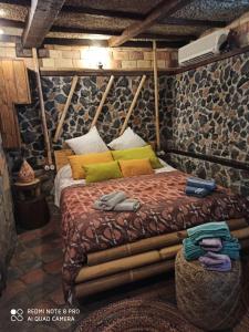 a bedroom with a bed in a stone wall at Casa María Vivienda Vacacional in Adeje