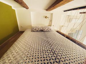 - une chambre avec un grand lit dans l'établissement Vaste loft plein de charme au cœur de Marseille, à Marseille