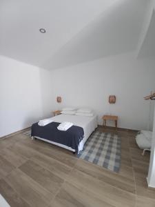 a bedroom with a bed in a white room at Quinta do Castelo in Beja