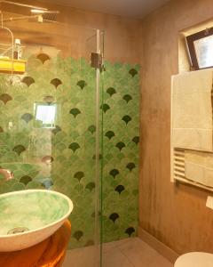 a bathroom with a glass shower with a sink at Chapim Azul Studio in Cabrela