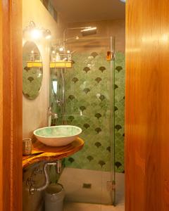 a bathroom with a sink and a glass shower at Chapim Azul Studio in Cabrela