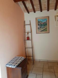 una habitación con una escalera y un estante en la pared en Il Casale dell'Acquabona, en Montefano