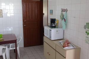 Virtuvė arba virtuvėlė apgyvendinimo įstaigoje Casa em Condomínio tranquilo bem perto da praia!