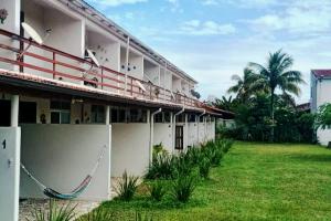 una vista exterior de un edificio con patio en Casa em Condomínio tranquilo bem perto da praia! en Saquarema