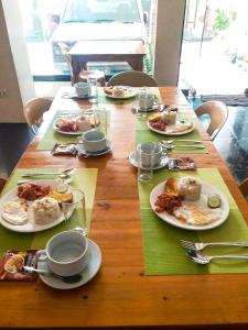 uma mesa de madeira com pratos de comida em Majestique Hotel Albay Bicol em Guinobatan