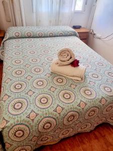 uma cama com um cobertor e uma toalha em Brisa de Cala reona em Cabo de Palos