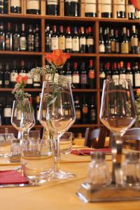 een tafel met wijnglazen en bloemen erop bij RESIDENZA DUOMO in Orvieto