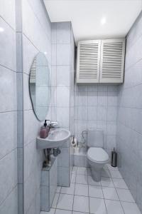 W łazience znajduje się toaleta, umywalka i lustro. w obiekcie ClickTheFlat Bellottiego Apart Rooms w Warszawie