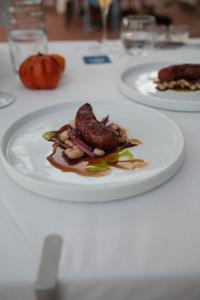 un piatto bianco di cibo su un tavolo di VIN Hotel - Wine Resort and Agriturismo Montieri a Montieri