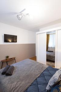 Łóżko lub łóżka w pokoju w obiekcie ClickTheFlat Bellottiego Apart Rooms
