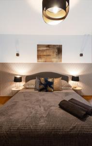 sypialnia z dużym łóżkiem z 2 lampami w obiekcie ClickTheFlat Bellottiego Apart Rooms w Warszawie