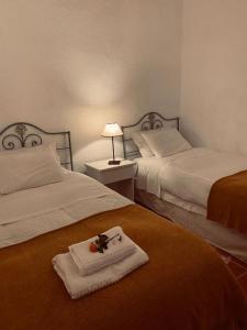 um quarto de hotel com duas camas com uma toalha na cama em Quinta do Castelo em Beja