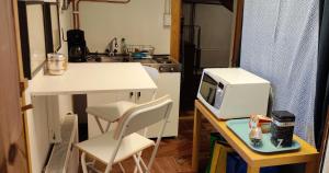 una piccola cucina con tavolo e forno a microonde di Älvgatan 43 a Mora