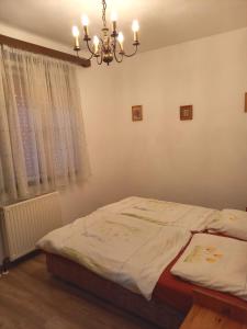 Postel nebo postele na pokoji v ubytování Szilva Apartman
