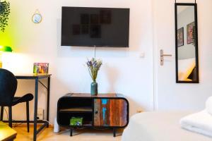 a living room with a tv on a table at Gemütliches zentrales Apartment, free parking in Bocholt